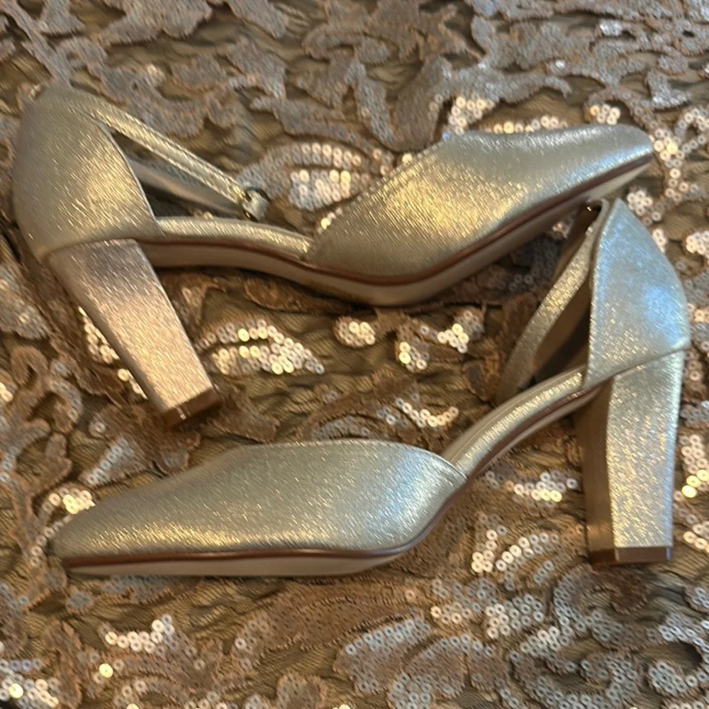 Benjamin Walk Gold Heels Elegant Shimmery Design - Picture 4 of 7